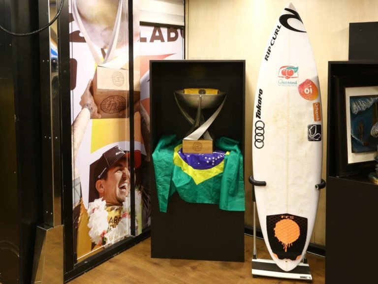 Sofitel Guarujá Jequitimar recebe troféus e pranchas de Gabriel Medina em projeto da Rip Curl, no litoral paulista