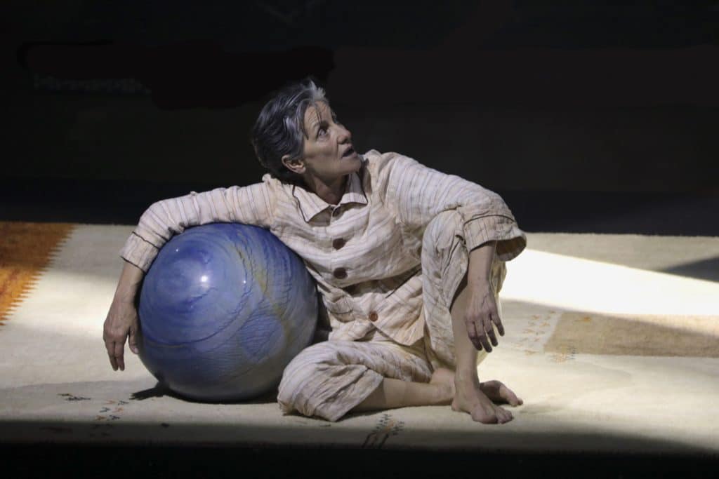 Cássia Kis&nbsp;encena texto de&nbsp;Manoel de Barros em&nbsp;‘Meu Quintal é Maior do que o Mundo’