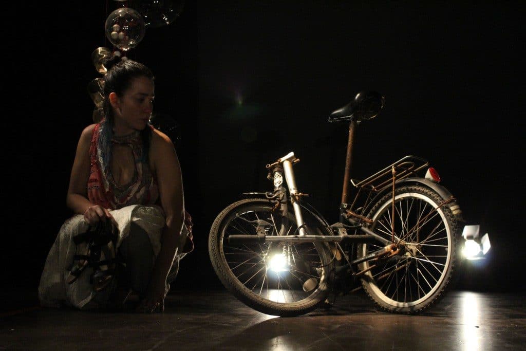 CÁLCULO ILÓGICO com direção de Daniel Herz solo de Jéssika Menkel