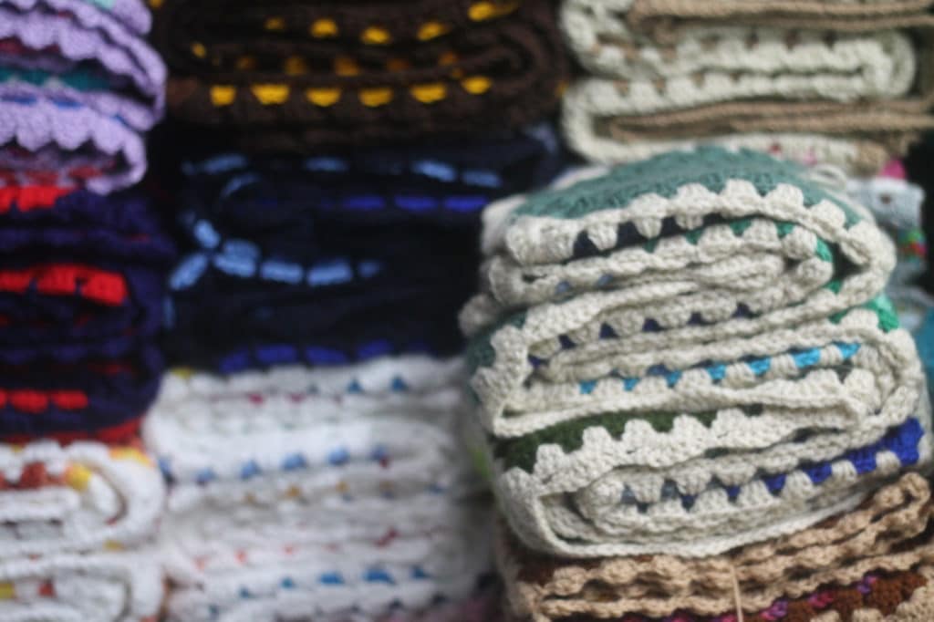 Ação social “Amor aos quadrados” arrecada novelos e quadrados de lã para confecção de mantas para doação