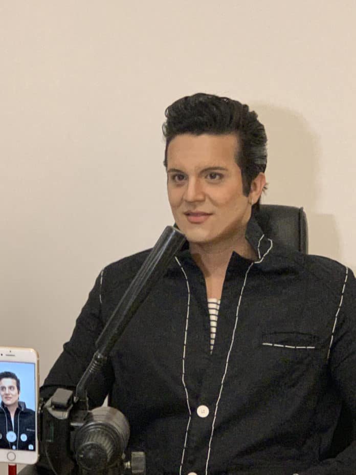 Luan Santana se transforma em Elvis Presley com a ajuda da Gillette