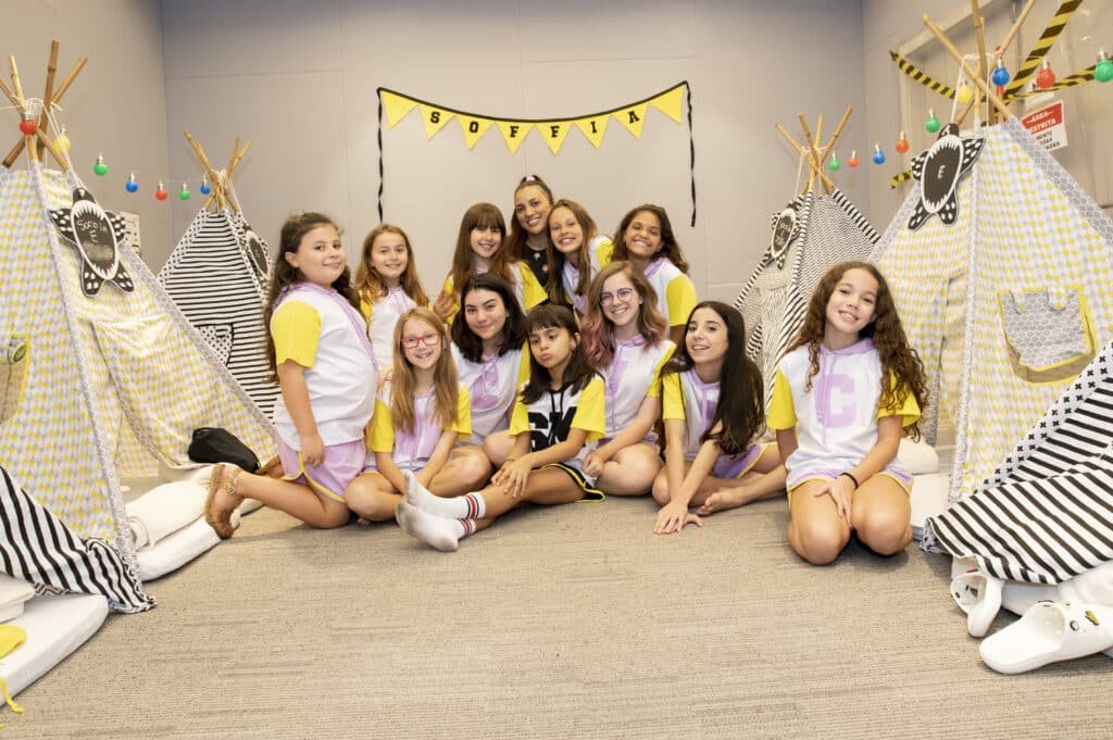 Soffia Monteiro comemora seus 9 anos com uma festa do pijama