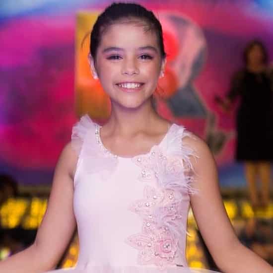 Giovanna brilhante no Show de Talentos do Cine Estrelas