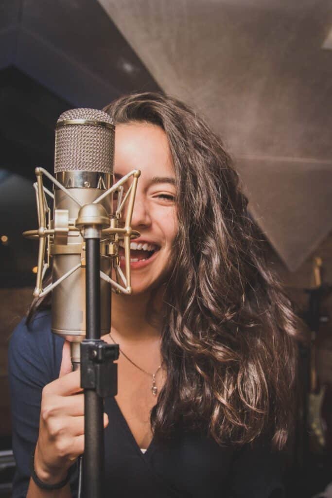 Malu Casanova, cantora de apenas 14 anos, faz live com música autoral inédita