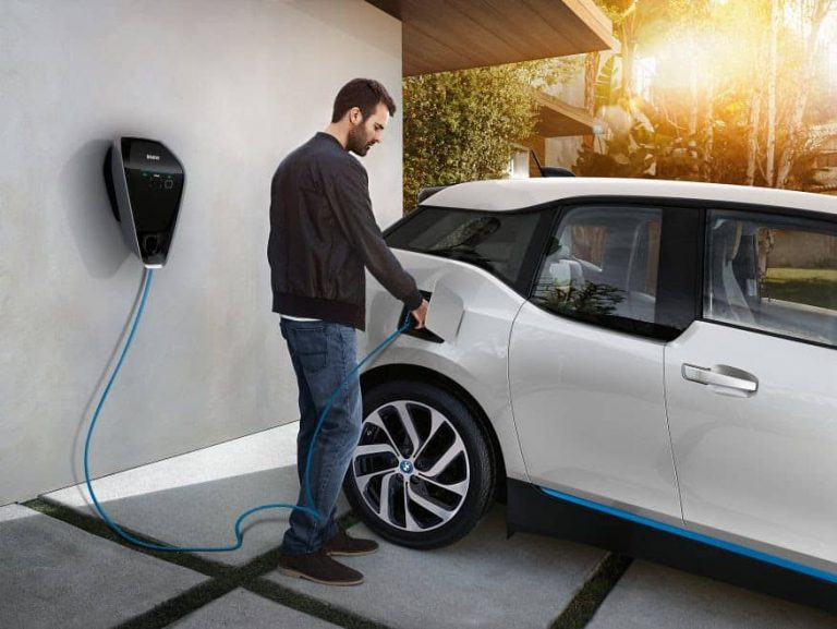 Os modelos eletrificados BMW podem ser carregados em tomadas comuns, mas a experiência