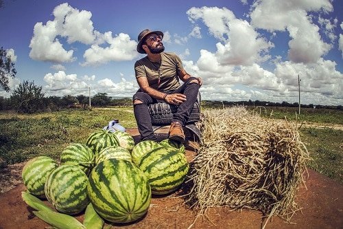 Charles theone está lançando o single FORRÓ COLORIDO junto com um doc clipe rodados no sertão de Pernambuco.