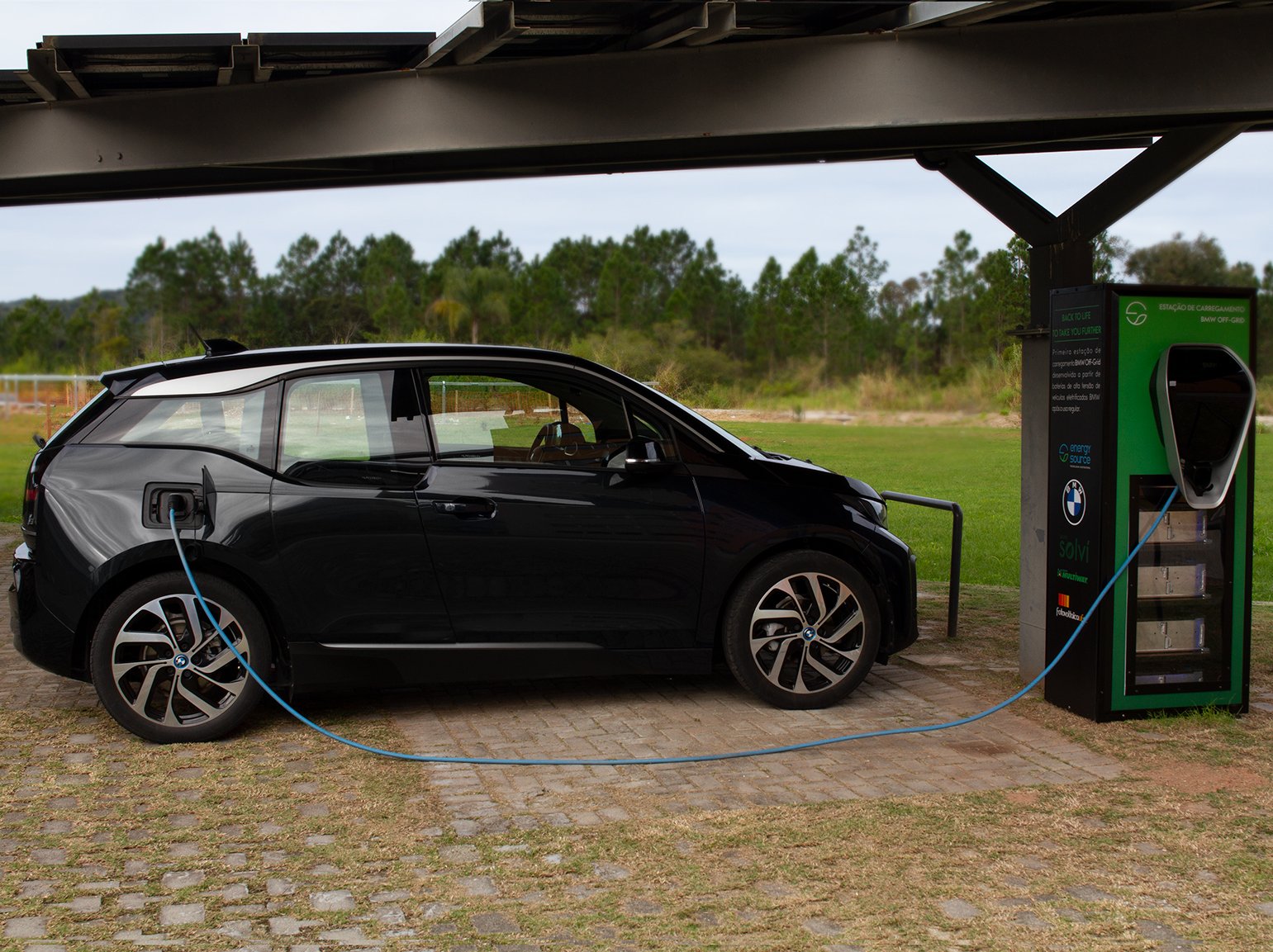 BMW Group Brasil cria sistema de recarga para carros elétricos alimentado por energia solar