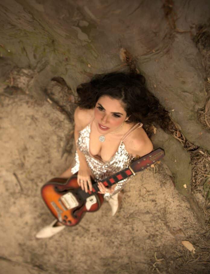 Roberta Spindel lança o single ‘Queda livre’