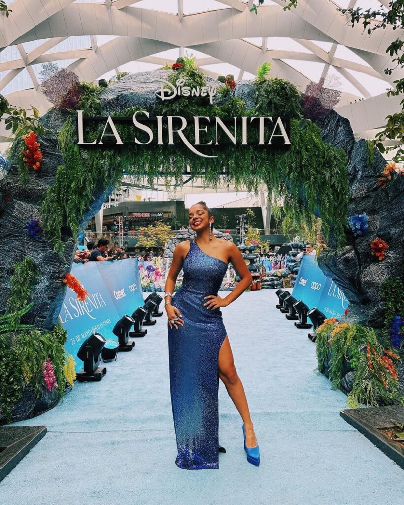 A atrizdubladora Laura Castro que interpreta Ariel na première do México do filme A Pequena Sereia