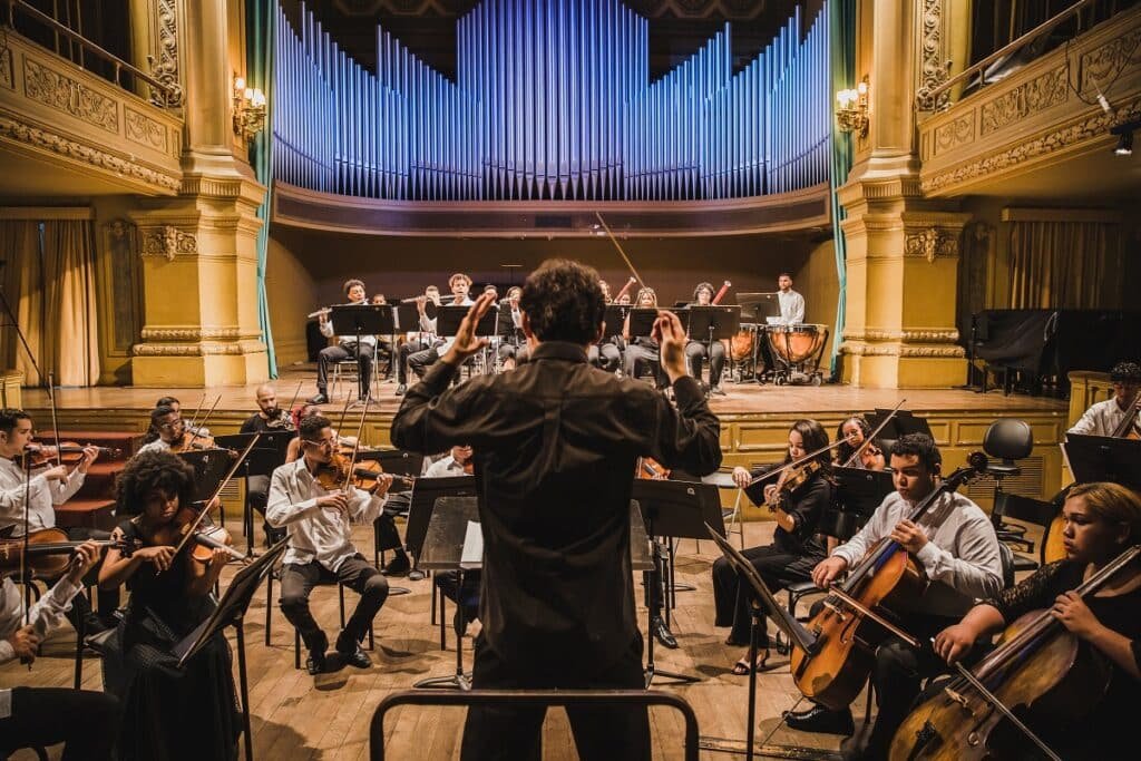 Orquestra Petrobras Sinfônica e a sua Academia Juvenil sobem ao palco do Theatro Municipal