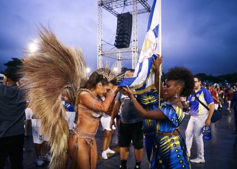 A apresentadora e Rainha de Bateria da Acadêmicos do Tucuruvi desfilou no Sambódromo do Anhembi com costeiro feito com capim barba de bode e acessório de gravetos de árvores, pintados e texturizados