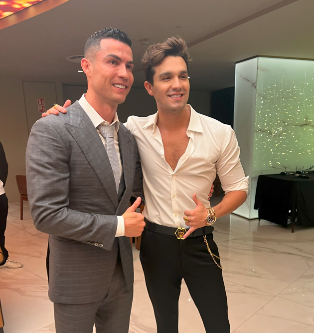 Luan Santana celebra encontro com Cristiano Ronaldo em Portugal, música mais tocada e se prepara para estrear agenda de shows de 2024 no Brasil