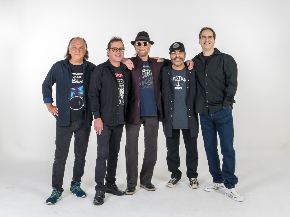 The Fevers apresentam ‘Do Vinil ao Digital’ no Teatro Riachuelo A banda, que comemora 59 anos de carreira, promete fazer todo mundo cantar, dançar e festejar a boa música com sua nove turnê “Do Vinil ao Digital”, no Teatro Riachuelo (Rio de Janeiro-RJ), às 20h, dia 01º de fevereiro de 2024 (quinta). The Fevers surgiram em 1965 quando o baixista Liebert fundou com seus amigos Pedrinho da Luz, Almir Bezerra, Cleudir Borges e Lécio Nascimento, o conjunto The Fenders. Os integrantes mudaram de nome porque Fender era marca de guitarra. Então, o guitarrista Pedrinho lembrou-se de uma música de Elvis Presley chamada Fever, assim os integrantes mudaram o nome do conjunto para The Fevers.