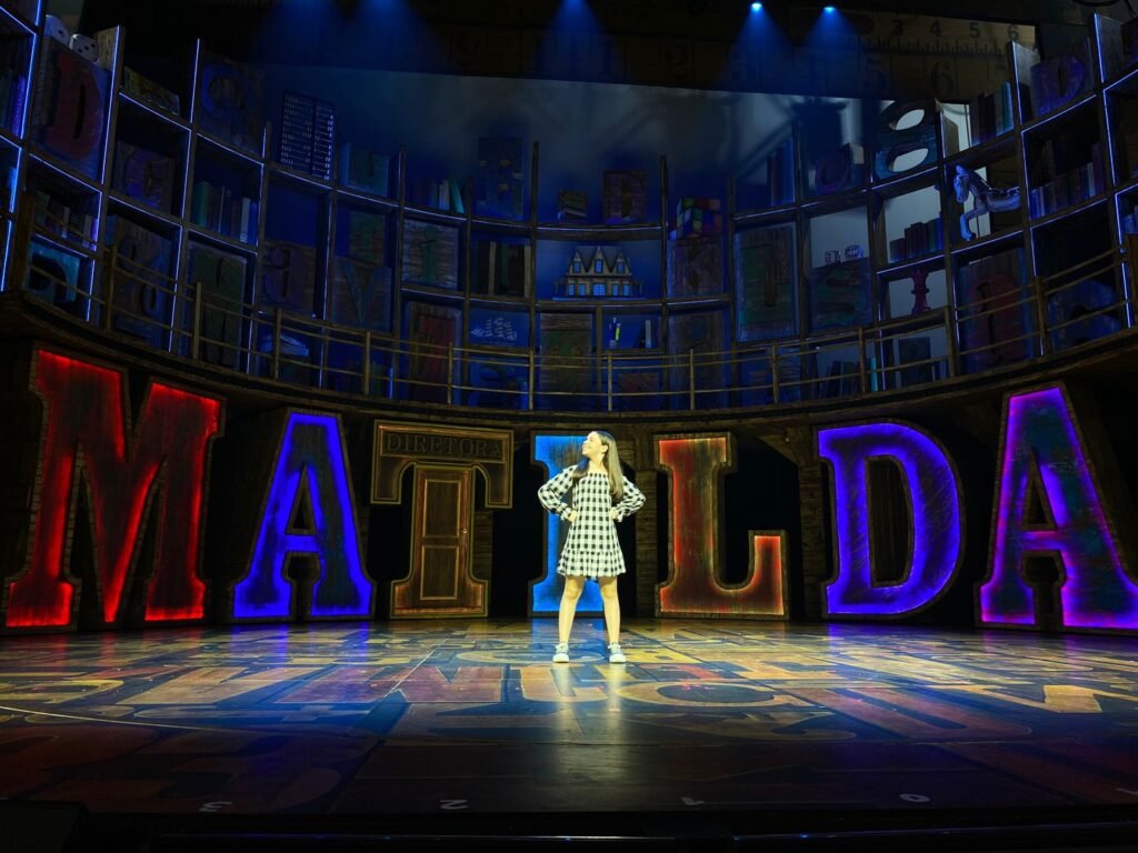 Livia Maria dá vida a Lavender em “Matilda – O Musical”