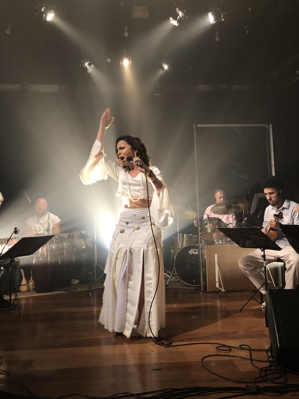 Maíra Rodrigues faz show de lançamento do álbum “Clara Luz’