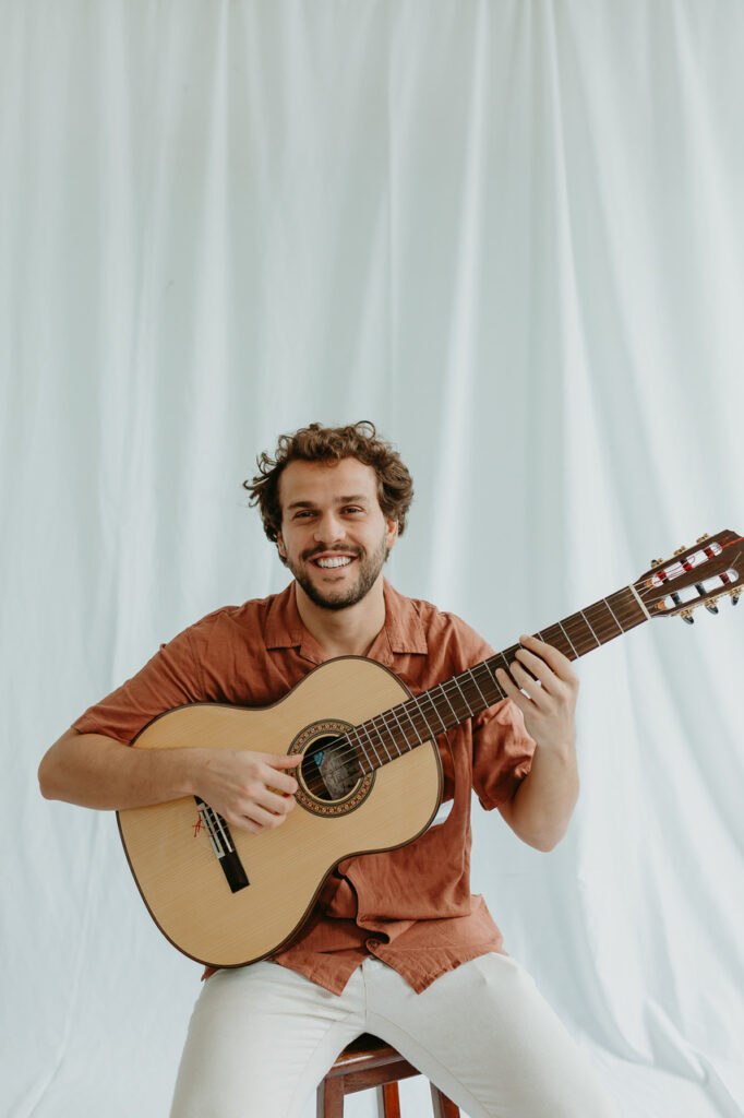 Theo Bial vai lançar álbum “THEO CANTA CHICO” com releituras de Chico Buarque sexta, 6/6, dia em que fará show no Blue Note Rio.