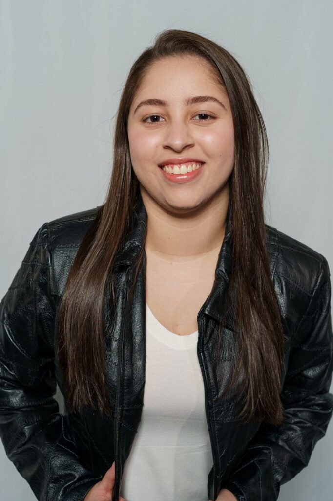 Eu sou artista, atuo principalmente no ramo do Teatro Musical. Amo cantar, dançar e atuar, eu sempre fui artista desde criança