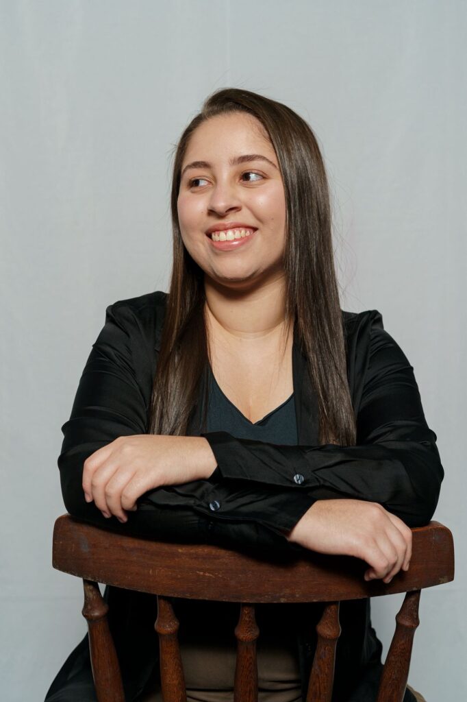 Eu sou artista, atuo principalmente no ramo do Teatro Musical. Amo cantar, dançar e atuar, eu sempre fui artista desde criança