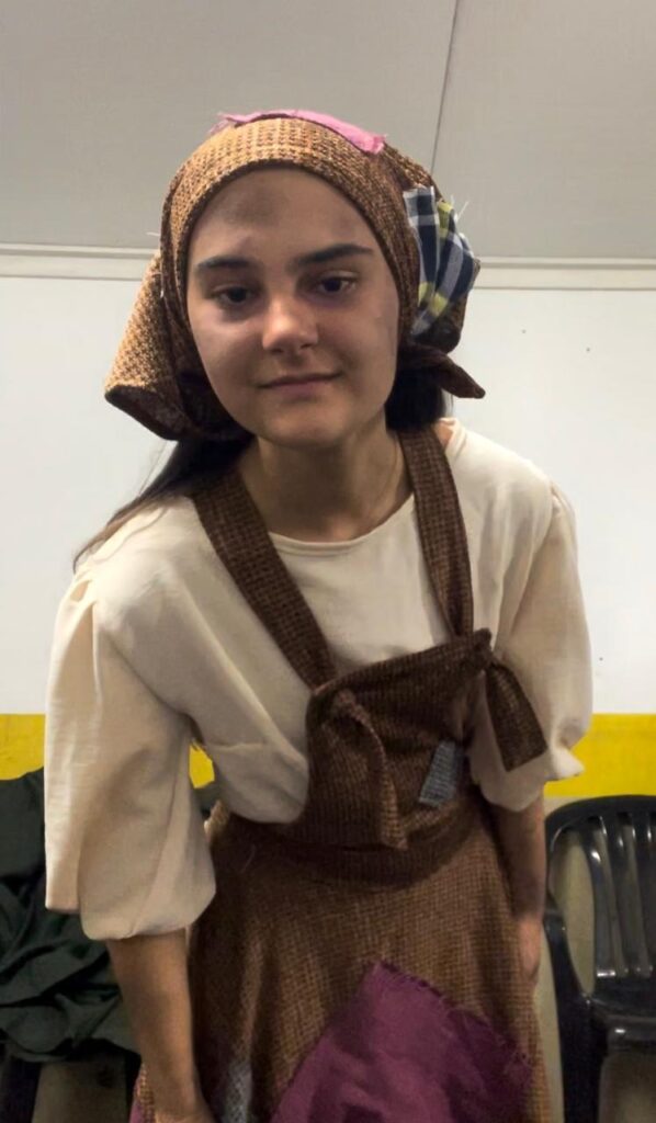 Luisa Martini a Cosette em “Os Miseráveis” da Fazart Produções