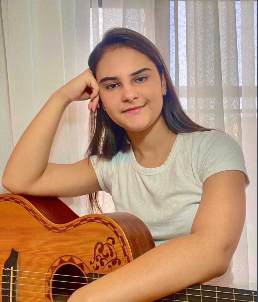 Luisa Martini a Cosette em “Os Miseráveis” da Fazart Produções