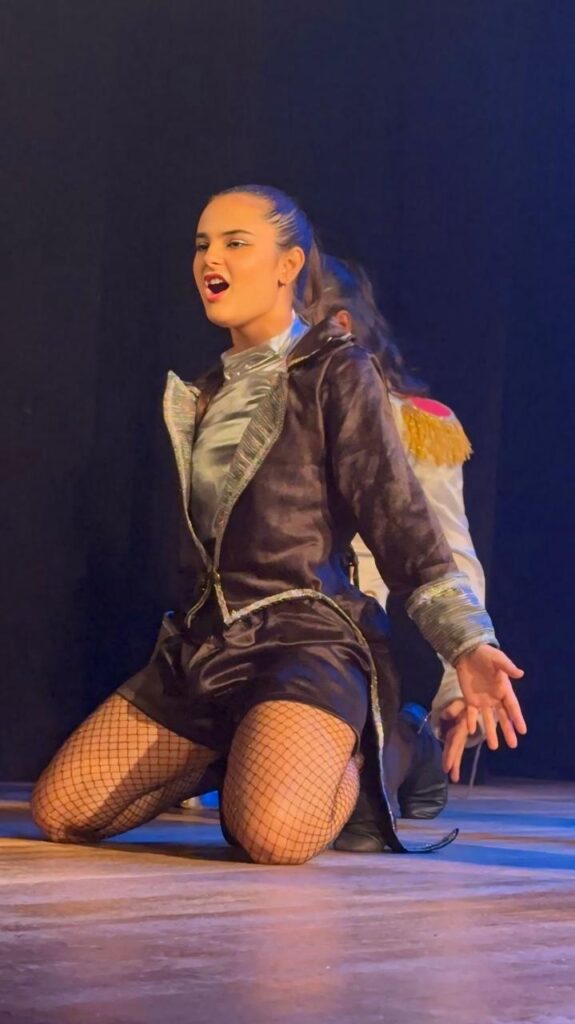 Luisa Martini a Cosette em “Os Miseráveis” da Fazart Produções