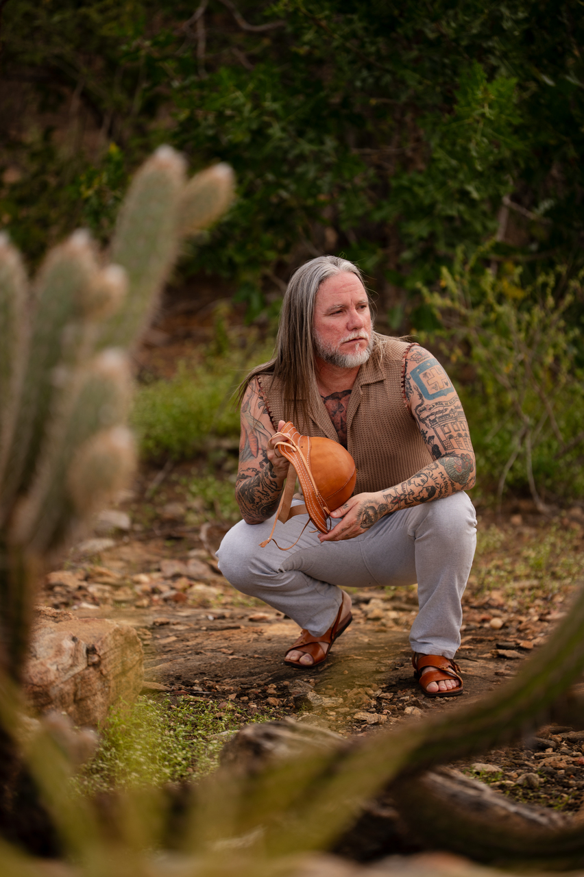 Júnior Cordeiro lança álbum “BRENHA, VASTO PROFUNDO”