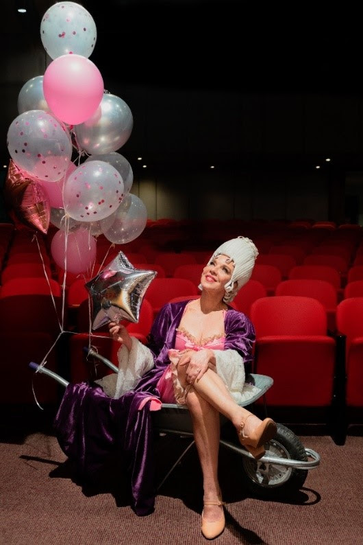 Georgia Szpilman brincando de ópera