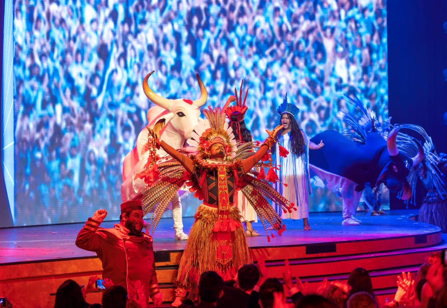 Roxy Dinner Show completa 1 ano: brilho, cultura e alta gastronomia no icônico Roxy de Copacabana