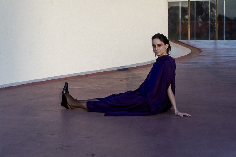 Nay Porttela Traz Emoção e Música Brasileira em Show Intimista no Teatro Brigitte Blair