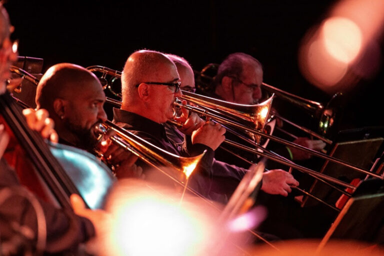 Big Band da Brasil Jazz Sinfônica interpreta grandes nomes da MPB no Blue Note São Paulo