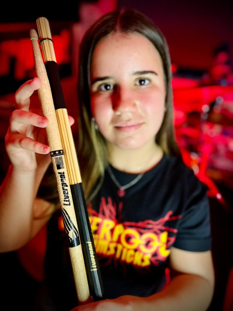 CaRoll RoCk A Jovem Baterista que Conquista o Mundo do Rock com Talento e Parcerias de Peso