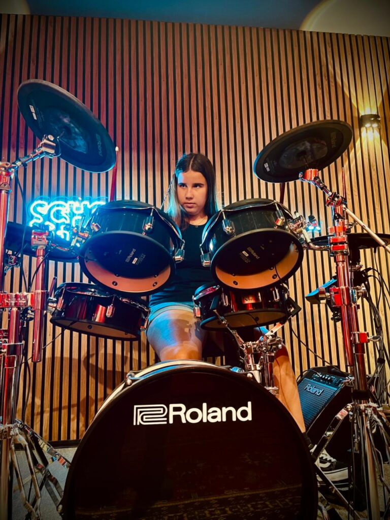CaRoll RoCk A Jovem Baterista que Conquista o Mundo do Rock com Talento e Parcerias de Peso