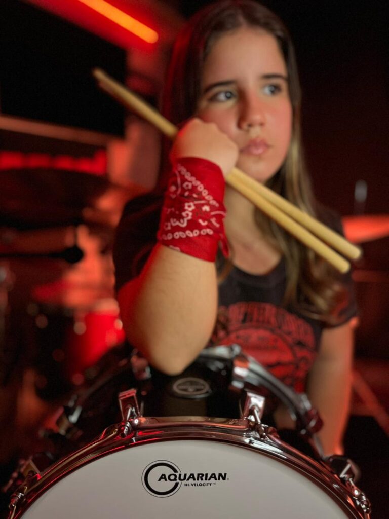 CaRoll RoCk A Jovem Baterista que Conquista o Mundo do Rock com Talento e Parcerias de Peso