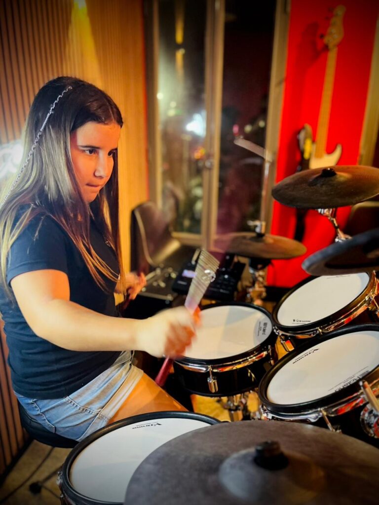 CaRoll RoCk A Jovem Baterista que Conquista o Mundo do Rock com Talento e Parcerias de Peso
