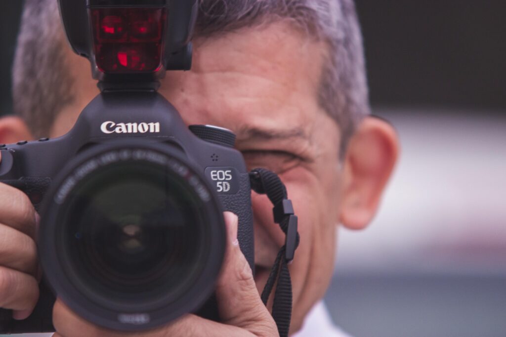 Uma homenagem emocionante a Jorge Sucupira, o fotógrafo que transformou técnica em sentimento e deixou sua luz eternizada através da arte e da memória.