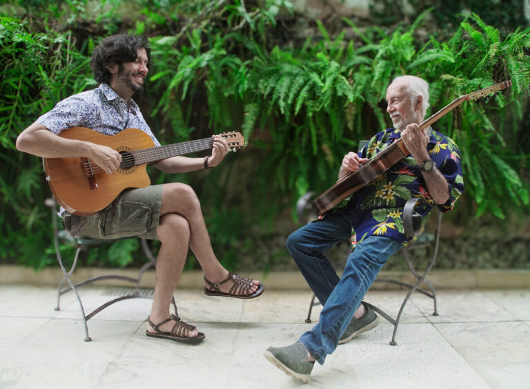 Muca e Roberto Menescal durante divulgação do álbum Beleza no Beco das Garrafas no Rio de Janeiro.