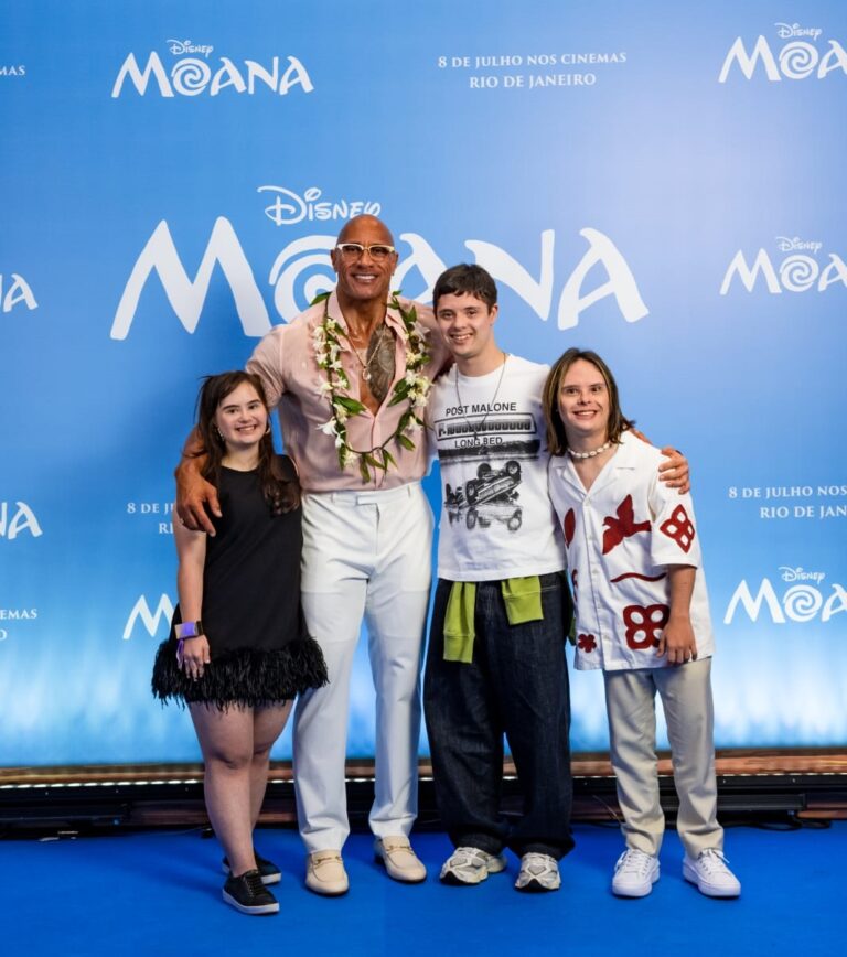 Atores de “Colegas e o Herdeiro” realizam sonho e conhecem Dwayne Johnson no Rio - cineplaneta